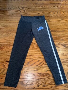 Small Women’s dark gray Detroit lions leggings 7/8 style
